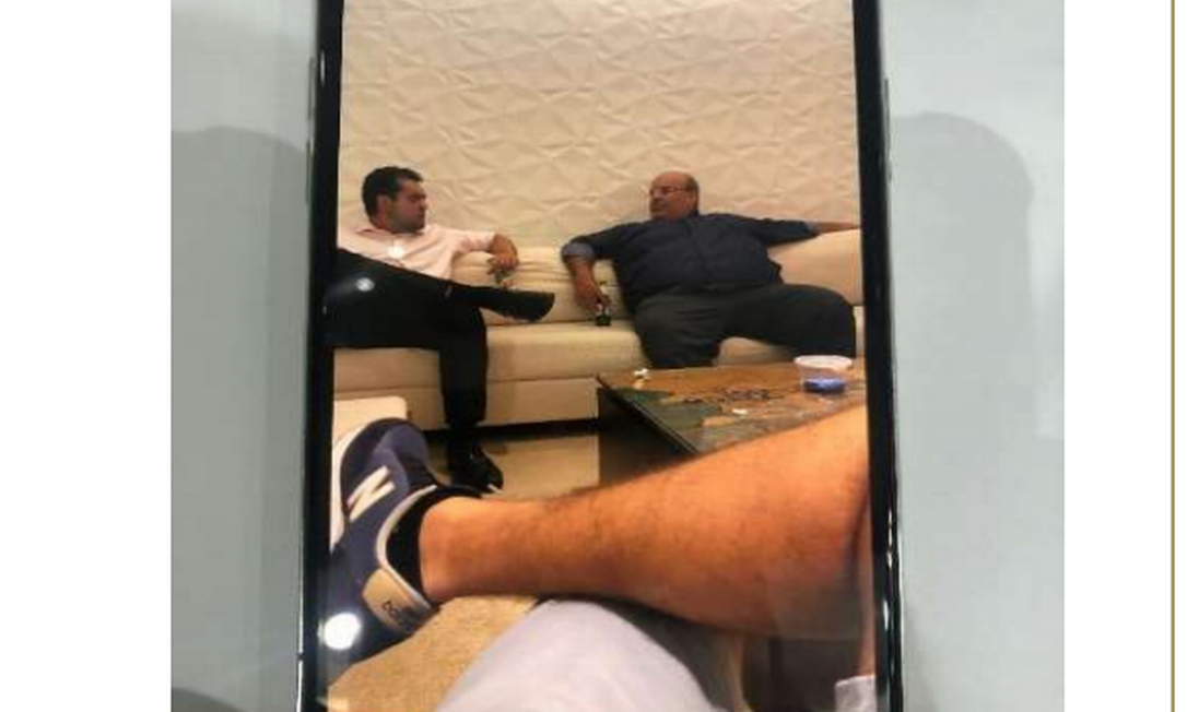 Foto encontrada no celular de um dos alvos, segundo denúncia do MP do Rio, mostra João Mattos de camisa azul ao lado de Claudio Castro, em frente ao denunciado Flavio Chadud Foto: Denúncia do MPRJ