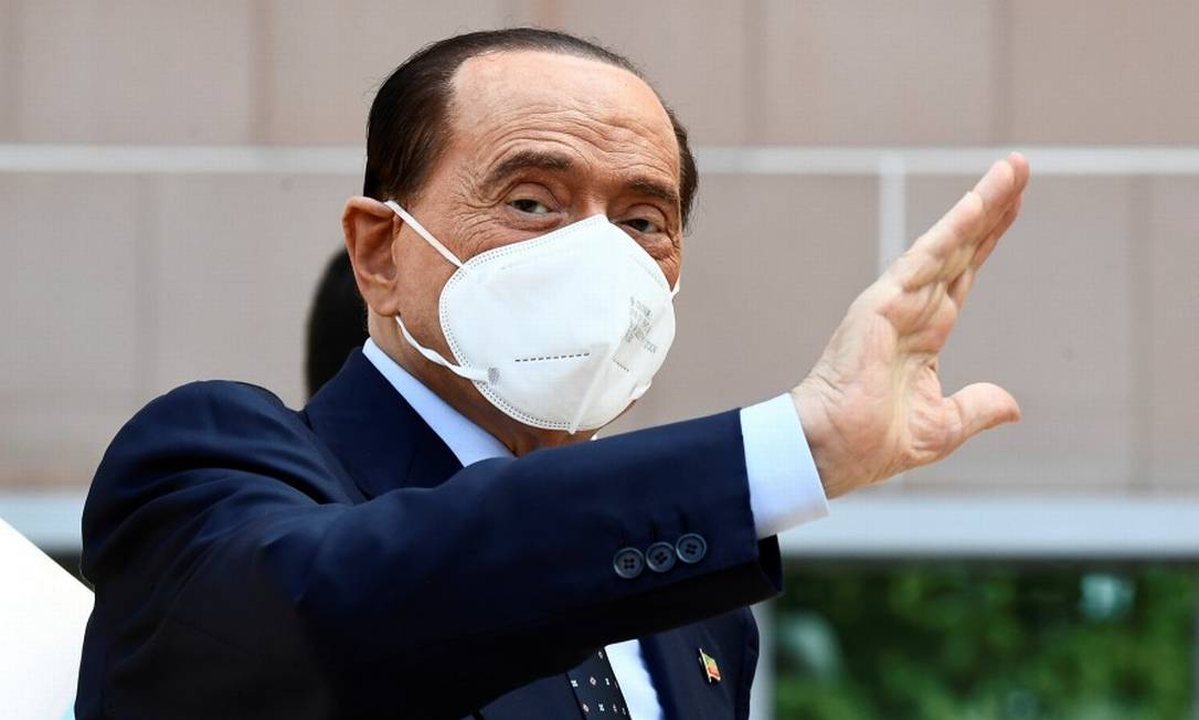 Ex-primeiro-ministro da Itália Silvio Berlusconi deixa o hospital San Raffaele, em Milão Foto: FLAVIO LO SCALZO / REUTERS