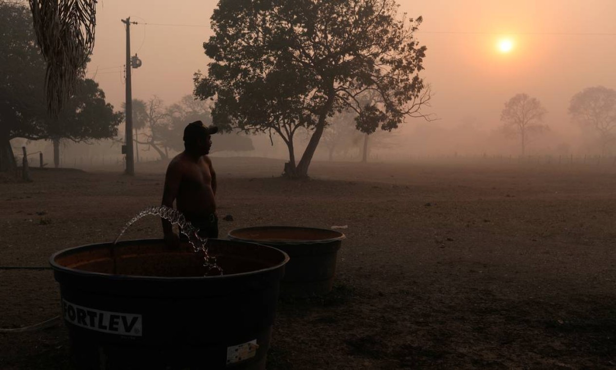 Funcionário de uma fazenda Um vê a fumaça de um incêndio subindo no ar no Pantanal. Incêndios que atingem a região há dois meses são os maiores da história Foto: AMANDA PEROBELLI / REUTERS