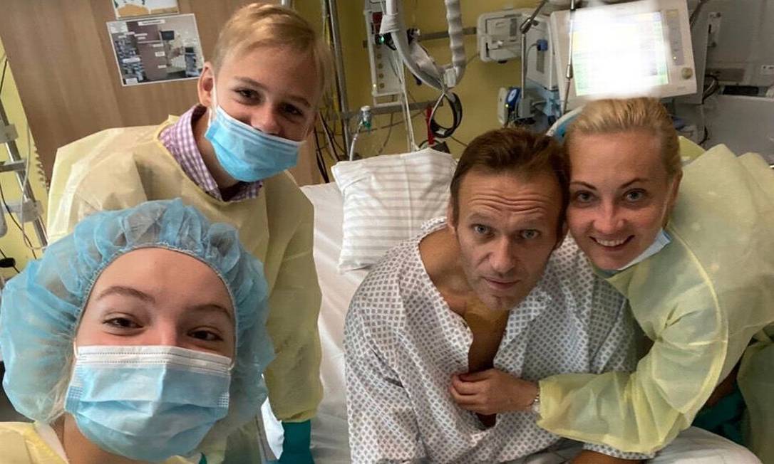 O líder opositor russo Alexei Navalny com sua família em um hospital alemão enquanto se recupera de um envenenamento Foto: Reprodução / Redes sociais