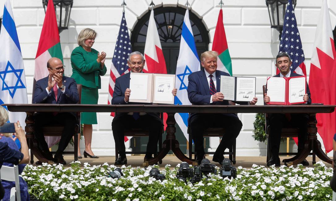 Chanceler do Bahrein, Abdullatif al-Zayani (2º à esquerda), premier de Israel, Benjamin Netanyahu (1º à esquerda), presidente dos EUA, Donald Trump (1º à direita) e chanceler dos Emirados Árabes Unidos, Abdullah bin Zayed (2º à direita), durante assinatura de acordos de normalização de relações, na Casa Branca Foto: TOM BRENNER / REUTERS