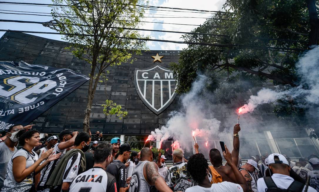 Protesto da torcida do Atletico-MG contra a vinda de Thiago Neves Foto: FRED MAGNO / O TEMPO