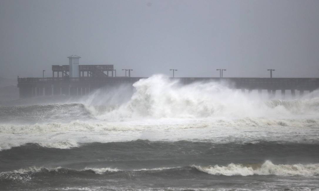 Com a chegada do furacão Sally, as ondas atingiram a costa do Alabama no início dos EUA. Foto: JOE RAEDLE / AFP