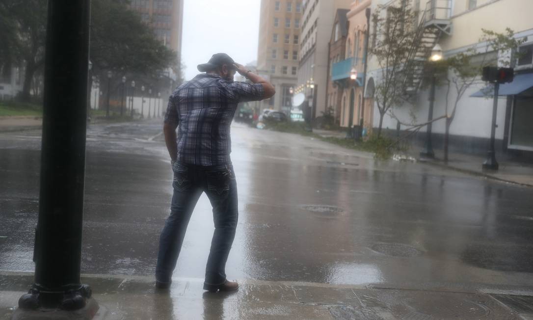 Um homem tenta resistir aos ventos e à chuva do furacão Sally em Mobile, Alabama.  Foto: JOE RAEDLE / AFP