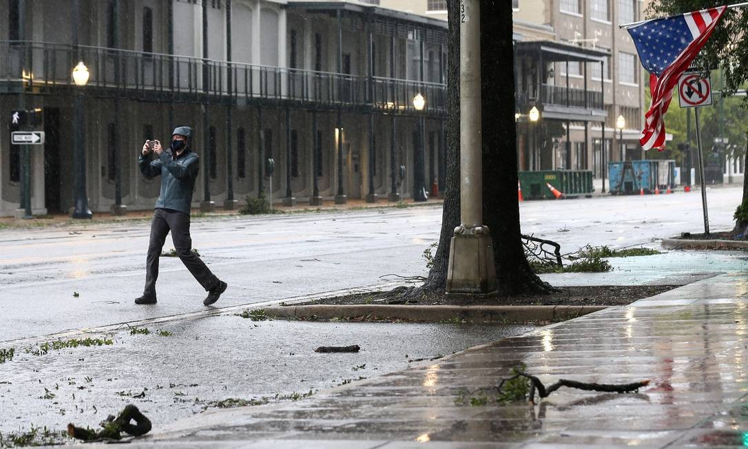 Homem tira foto durante o furacão Sally em Mobile, Alabama Foto: JONATHAN BACHMAN / REUTERS