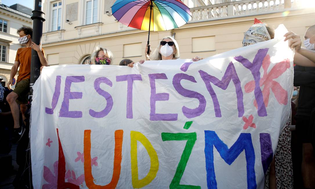 "Nós somos humanos": manifestantes pró-LGBT, em agosto, protestaram em Warsaw, na Polônia Foto: Kacper Pempel / Reuters