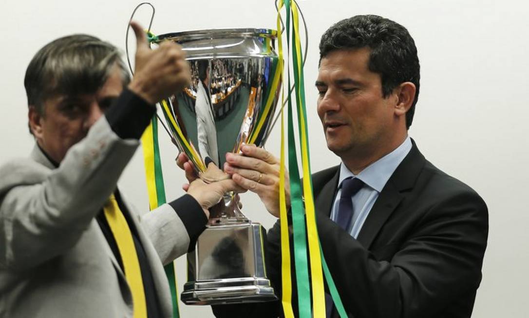 Deputado Boca Aberta (Pros-PR) entrega taça a Sergio Moro em 2019 Foto: Jorge William/Agência O Globo
