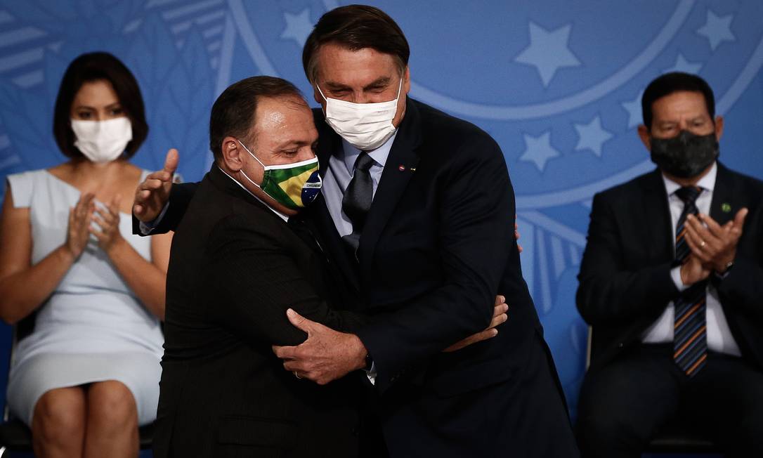 Em cerimônia de posse em 16 de setembro, Pazuello abraça Bolsonaro Foto: Pablo Jacob / Agência O Globo