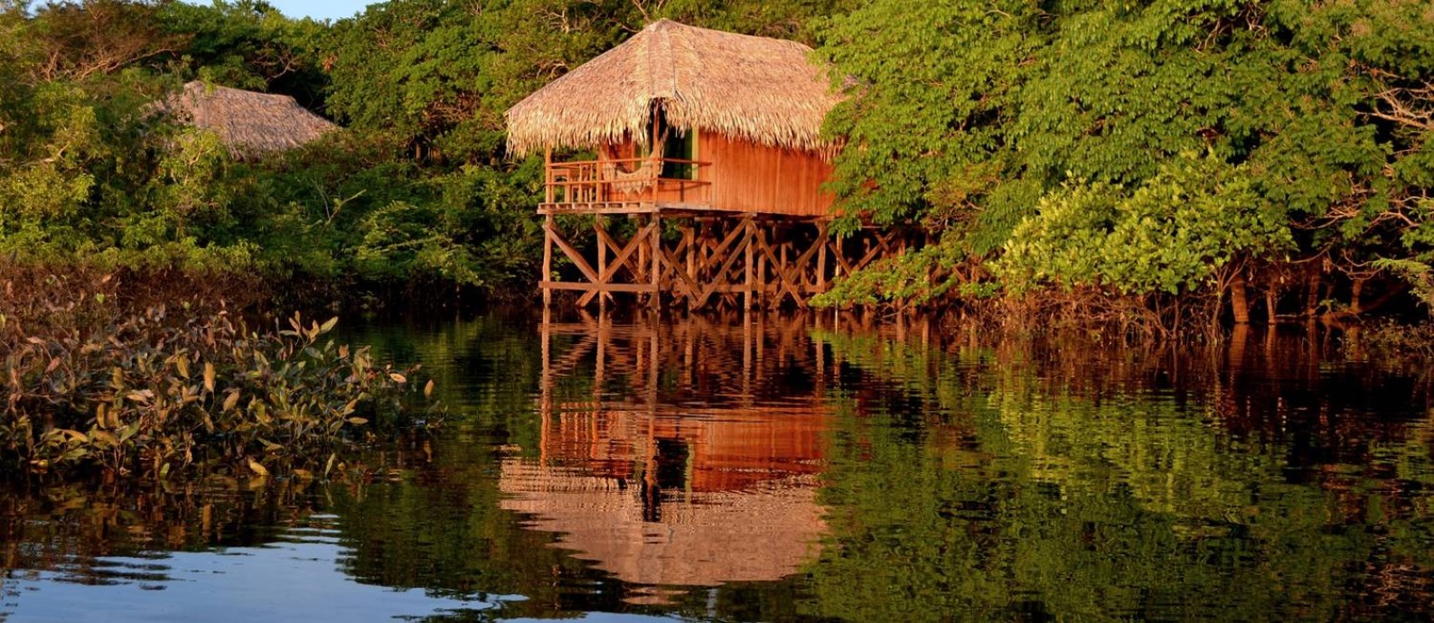 Bangalô na margem do rio no Juma Lodge, hotel de selva a 100km de Manaus Foto: Divulgação