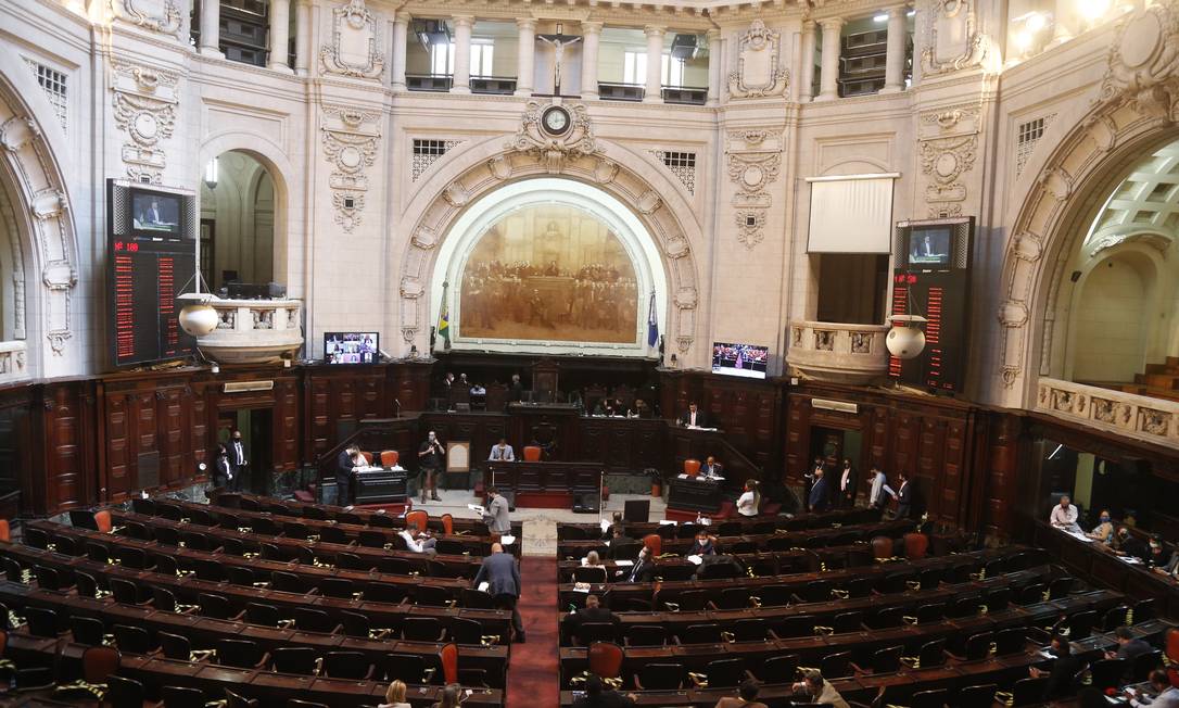Deputados da comissão que vota parecer sobre impeachment de Wilson Witzel: sessão é semipresencial Foto: Fabiano Rocha / Agência O Globo