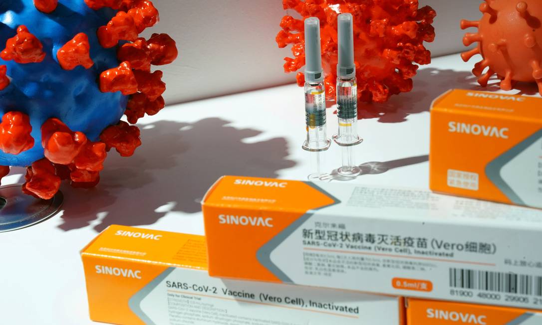 Estande exibindo uma candidata a vacina contra a Covid-19 da fabricante chinesa Sinovac Biotech Foto: TINGSHU WANG / REUTERS