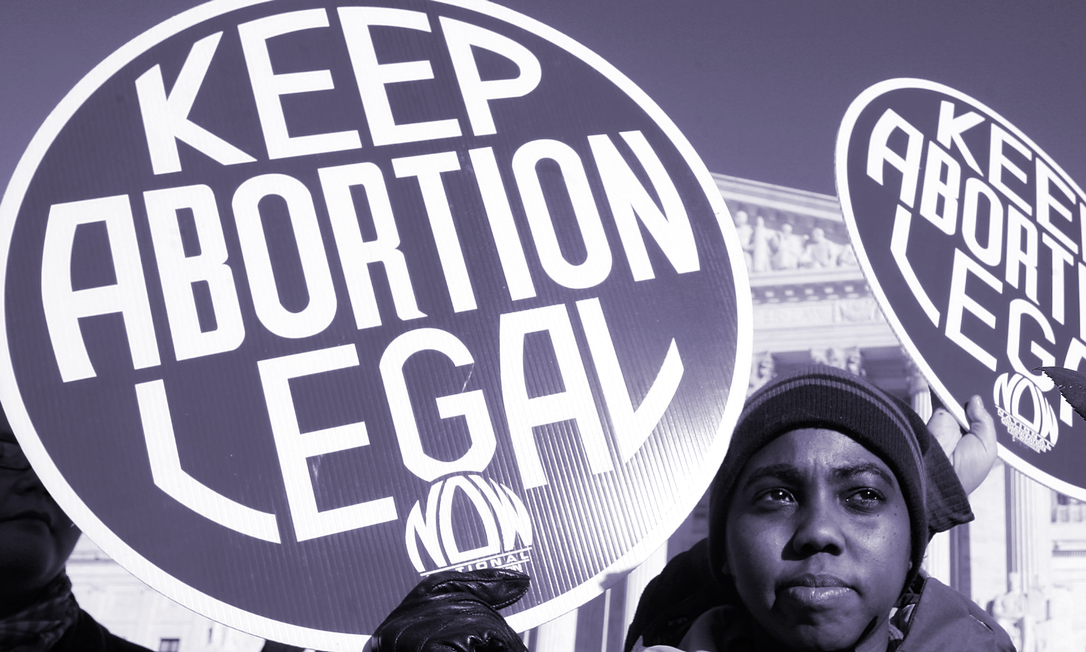 'Mantenha o aborto legal', diz cartaz de manifestante em protesto em frente à Suprema Corte dos EUA Foto: AFP 