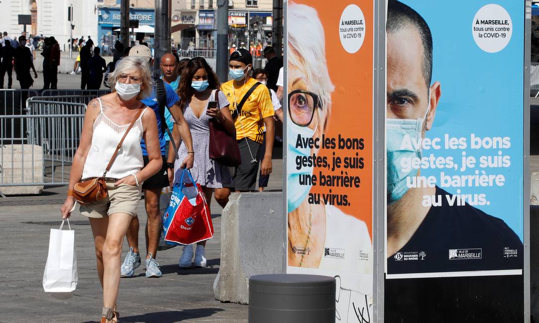 Pessoas usam máscaras em Marselha, um das cidades que mais registrou novos casos da Covid-19 na França Foto: ERIC GAILLARD / REUTERS