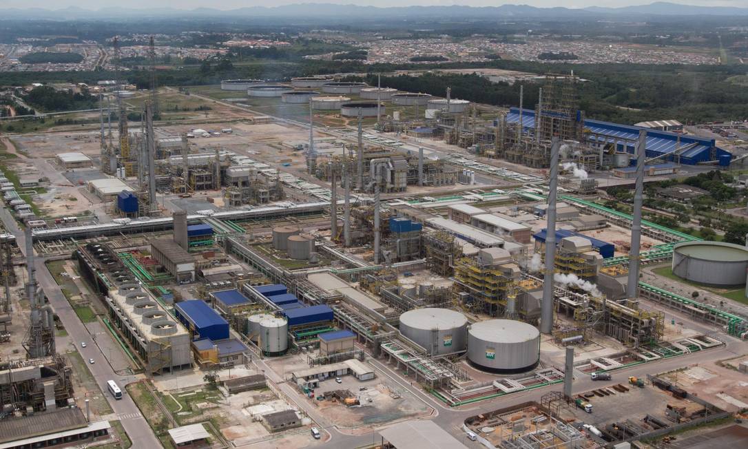 Localizada no município de Araucária, no Paraná, a Repar é responsável por aproximadamente 12% da produção nacional de derivados de petróleo, ente eles diesel, gasolina, GLP, coque, asfalto, e propeno Foto: Silvio Aurichio / Agência O Globo