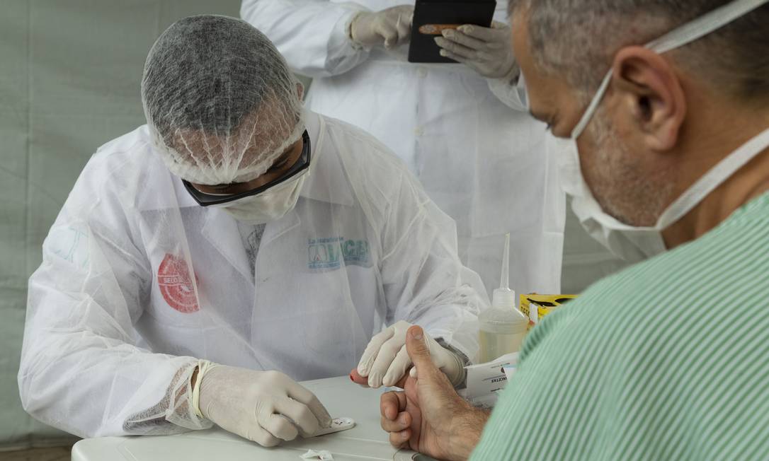 Profissional de saúde aplica teste rápido no Hospital Ronaldo Gazolla, no Rio Foto: Leo Martins