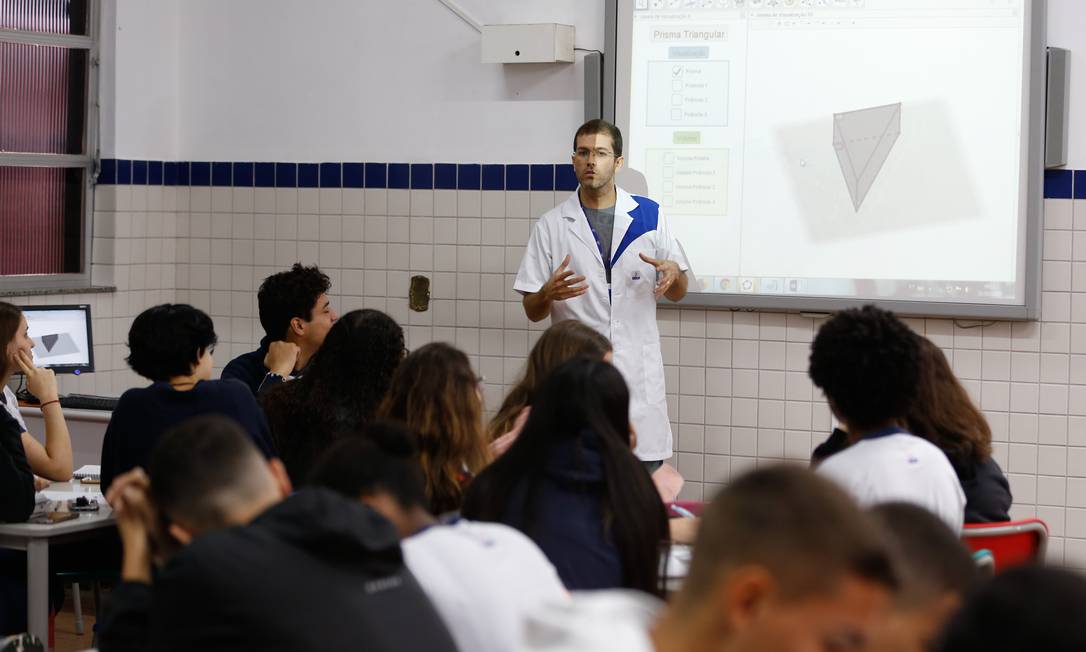 Professor dá aula para alunos do ensino médio em unidade de ensino particular: Foto: Roberto Moreyra / 23.10.2019 / Agência O Globo