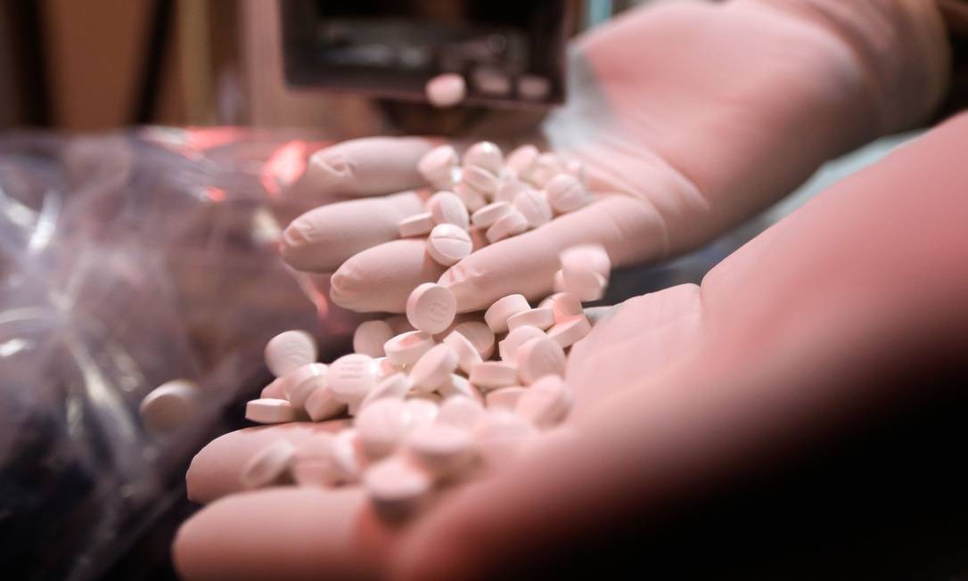 Farmacêutico segura pílulas de hidroxicloroquina, outro medicamento que já foi apontado, e depois descartado, para tratamento da Covid-19 Foto: LOUAI BESHARA / AFP