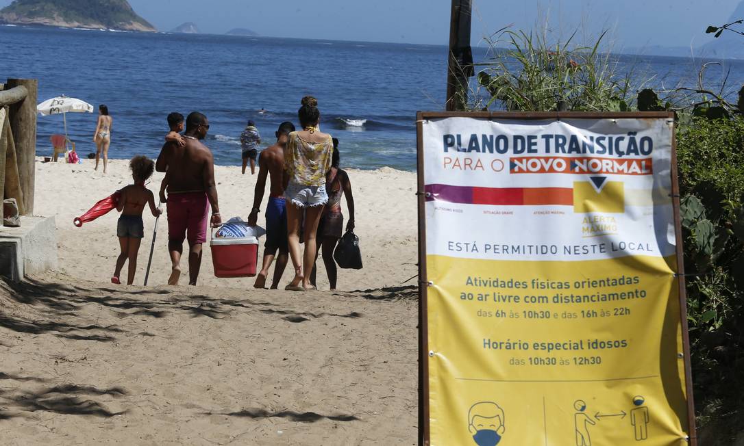 Banhistas chegam à Praia de Itaipu: apenas atividades físicas estão liberadas na orla, ainda assim, com horários restritivos Foto: Fabiano Rocha/03-09-2020 / Fabiano Rocha/03-09-2020