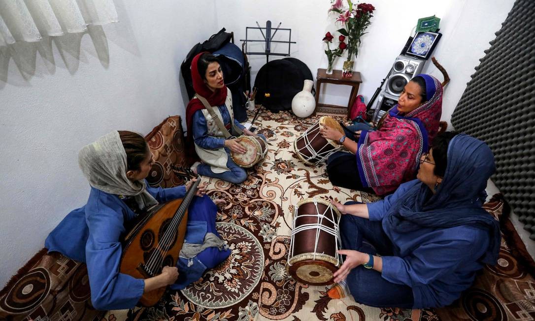 A banda iraniana Dingo ensaia em um estúdio caseiro apelidado de 'sala Dingo', em Bandar Abbas, no sul do país. Formada em 2016, a banda 100% feminina só se apresentou duas vezes a uma plateia de homens e mulheres. Pelas regras da República Islâmica do Irã, mulheres cantam apenas para plateias exclusivamente femininas Foto: ATTA KENARE / AFP