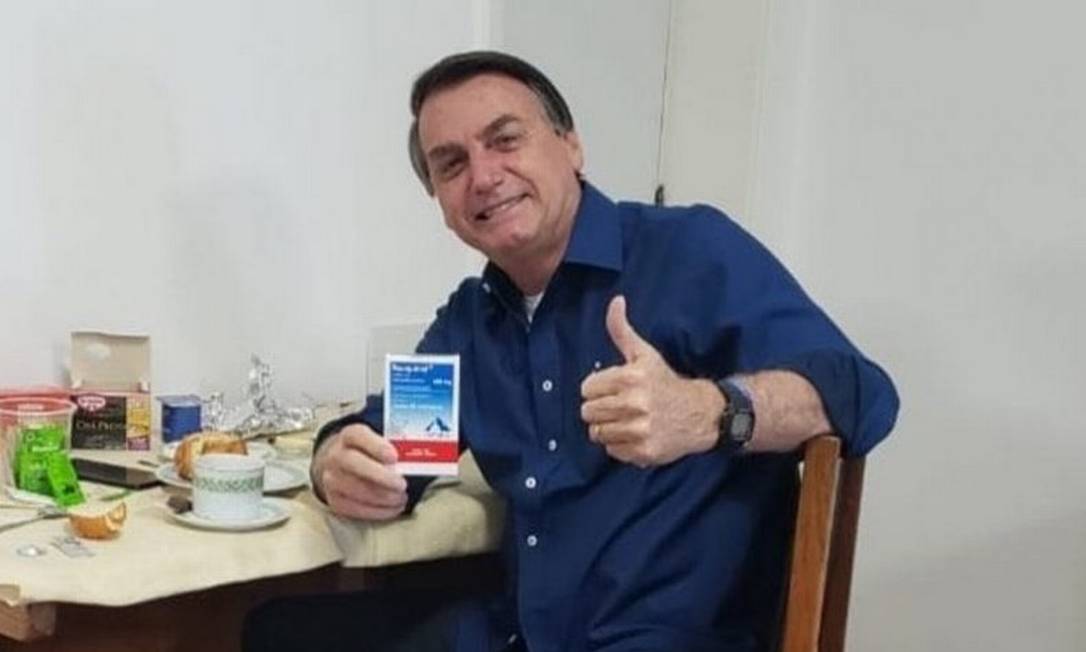 Jair Bolsonaro costuma ostentar o medicamento sem eficácia comprovada contra Covid Foto: Reprodução 