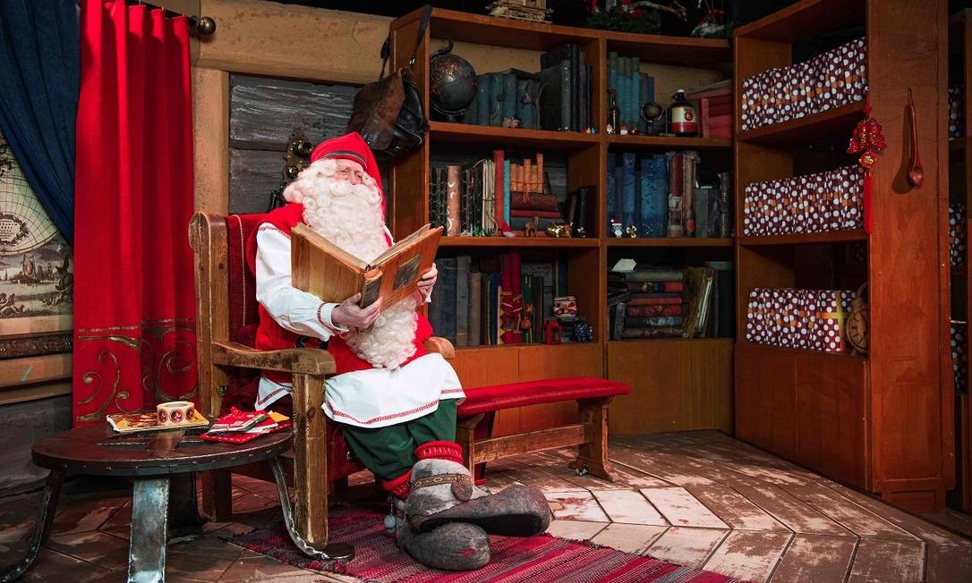 Papai Noel relaxa lendo um livro em seu escritório, no Rovaniemi Santa Park, parque temático que costumava atrair milhares de turistas para a Lapônia, na Finlândia Foto: Jonathan Nackstrand / AFP