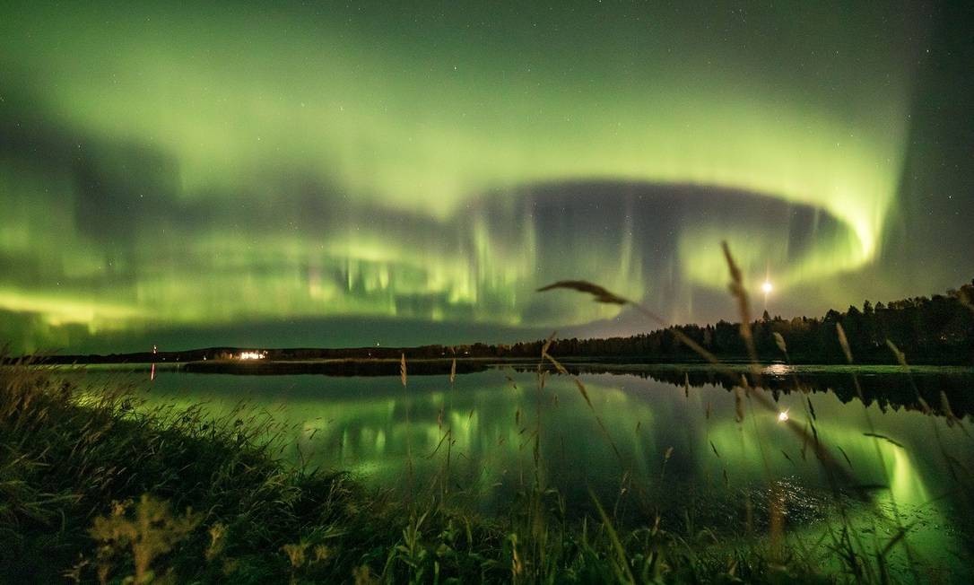 As luzes da aurora boreal vistas em Rovaniemi, na Lapônia finlandesa, em pleno mês de setembro Foto: Alexander Kuznetsov / All About Lapland / Via Reuters