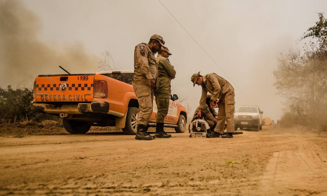 Bombeiros do Mato Grosso se preparam para enfrentar as chamas em Poconé (MT) Foto: João Paulo Guimarães / Agência O Globo
