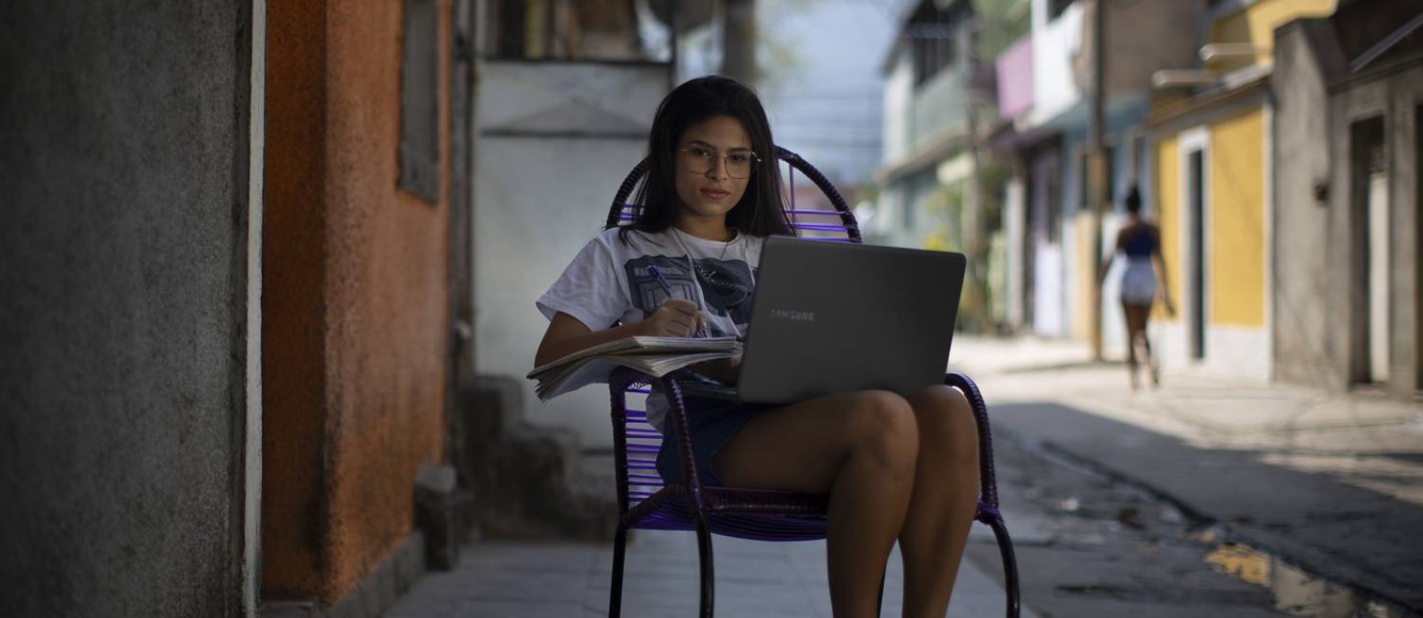Moradora da Vila Kennedy, Jiuliana França, 16 anos, é grata por pelo menos ter computador e acesso a internet Foto: Márcia Foletto / Agência O Globo