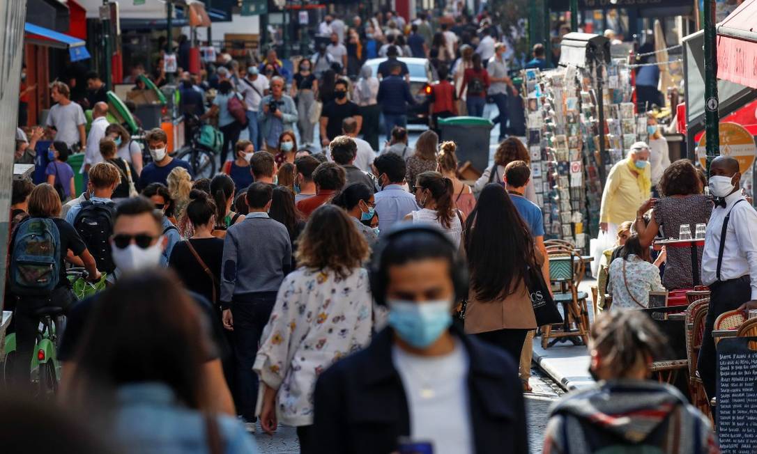De máscaras, pessoas caminham pelas ruas parisienses Foto: GONZALO FUENTES / REUTERS / 18-9-2020