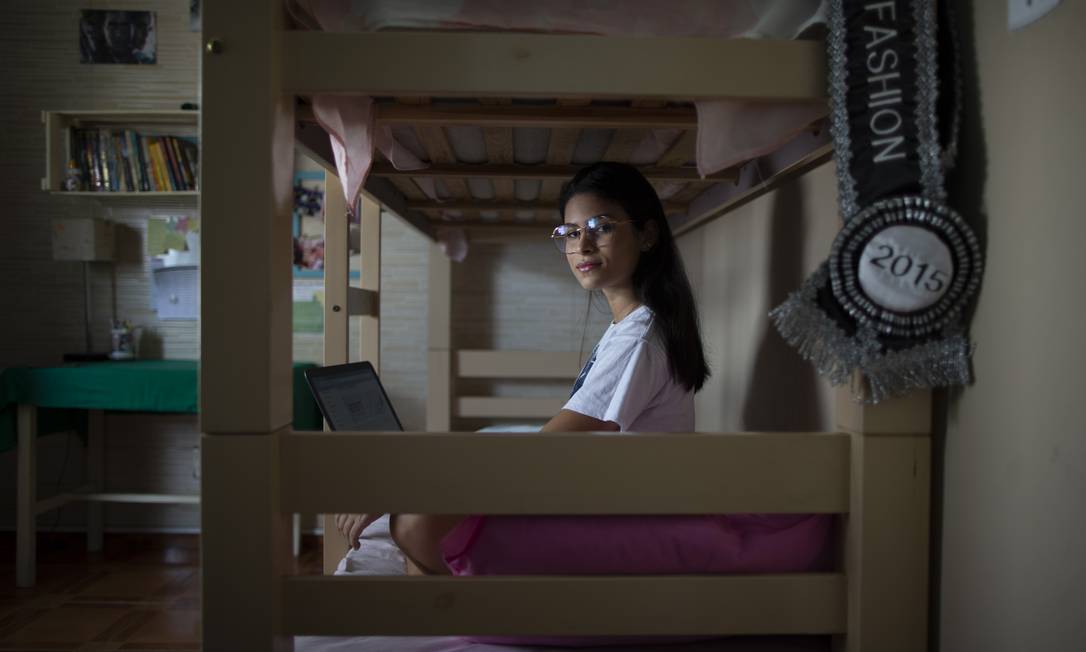 Moradora da Vila Kennedy, Jiuliana França, 16 anos, é grata por pelo menos ter computador e acesso a internet Foto: Márcia Foletto / Agência O Globo