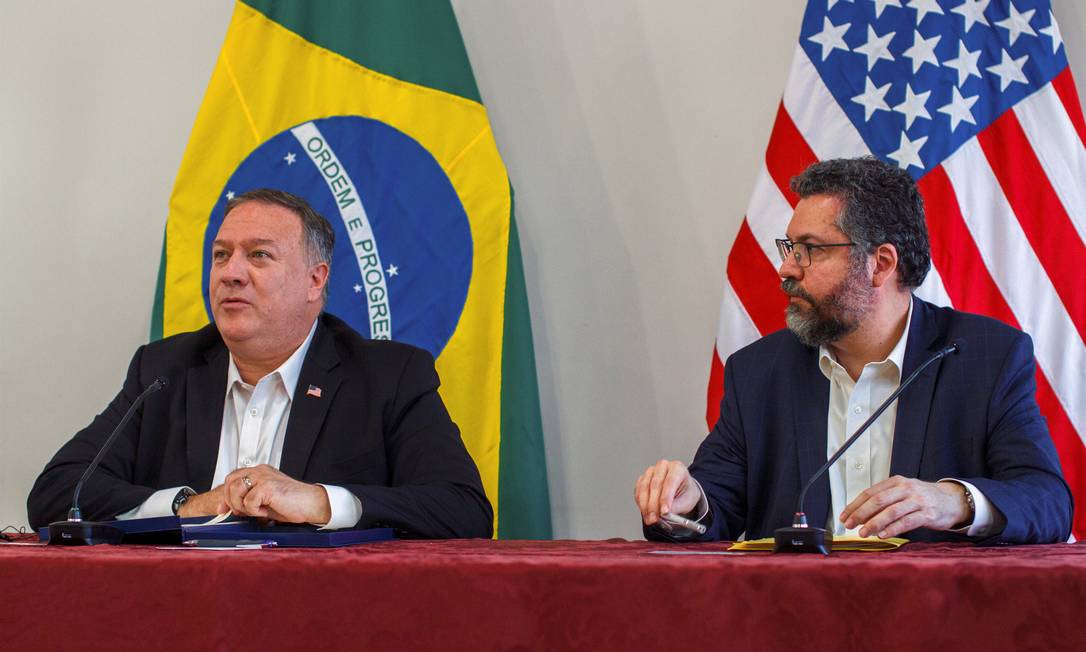Mike Pompeo, secretário de Estado dos EUA, e Ernesto Araújo, chanceler brasileiro, participam de entrevista coletiva em Roraima Foto: POOL / REUTERS/18-09-2020