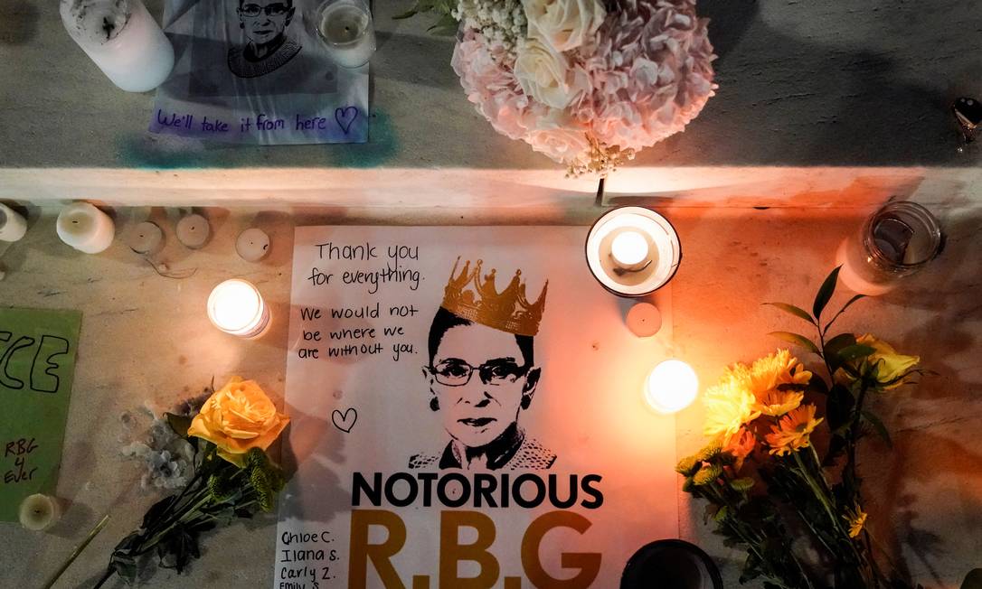 Velas foram acesas ao lado de fotos da juíza Ruth Bader Ginsburg enquanto pessoas lamentavam sua morte na Suprema Corte em Washington Foto: JOSHUA ROBERTS / REUTERS/19-09-2020