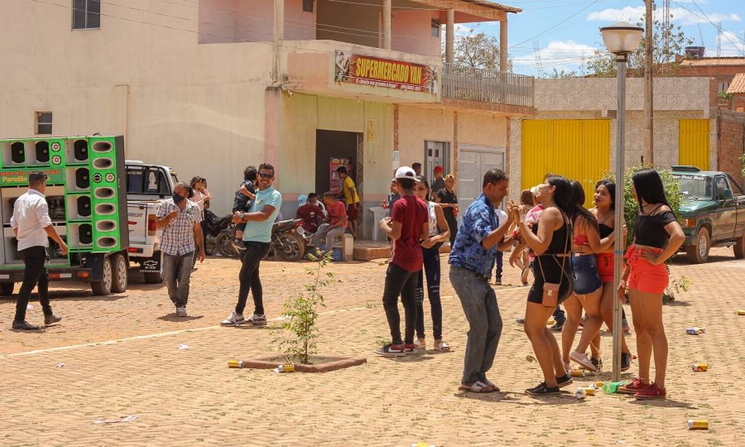População se reúne para convenção partidiária no centro de Guaribas. Na foto, forró ao meio dia na praça da cidade Foto: Manoel Ventura / Agência O Globo