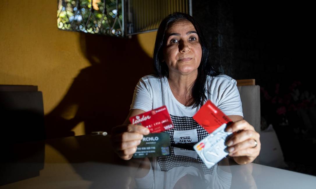 Edvania Carvalho tem três cartões de lojas diferentes. Foto: Brenno Carvalho / Agência O Globo