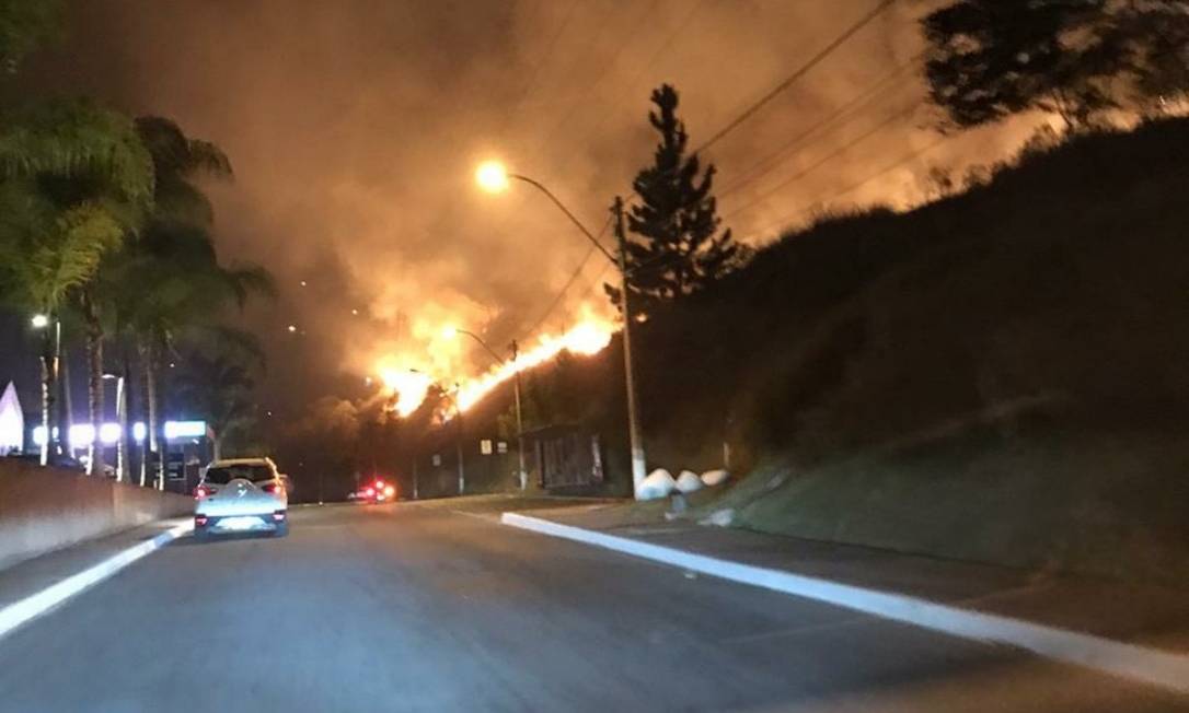 O fogo, visto do Shopping Estação, no Centro de Itaipava Foto: Reprodução