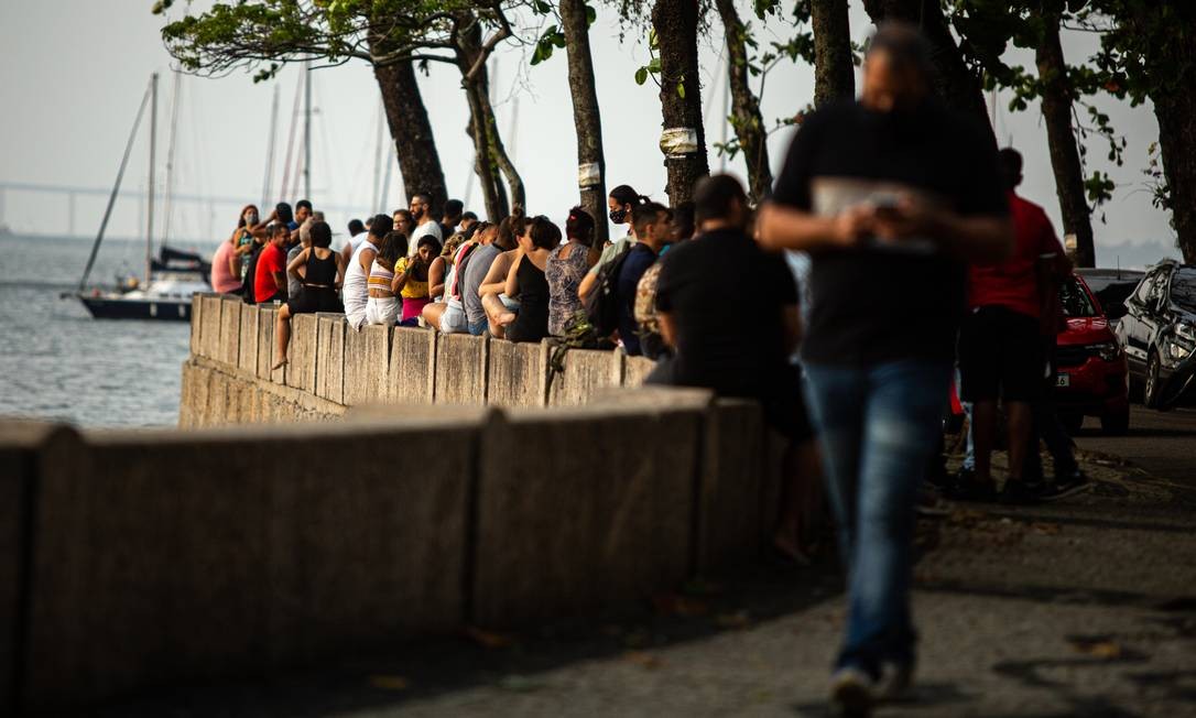 Um dos points mais badalados da Zona Sul, a mureta da Urca épalco constante de aglomerações na cidade. Ao entardecer, muitas pessoas sentam à beira da Baía de Guanabara para beber e conversar Foto: Hermes de Paula / Agência O Globo