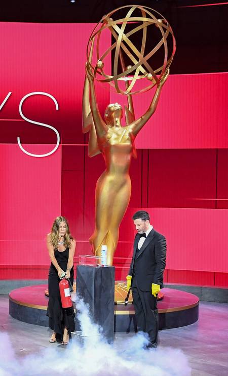 Jimmy Kimmel observa Jennifer Aniston no Staples Center durante a cerimônia do Emmy Foto: - / AFP