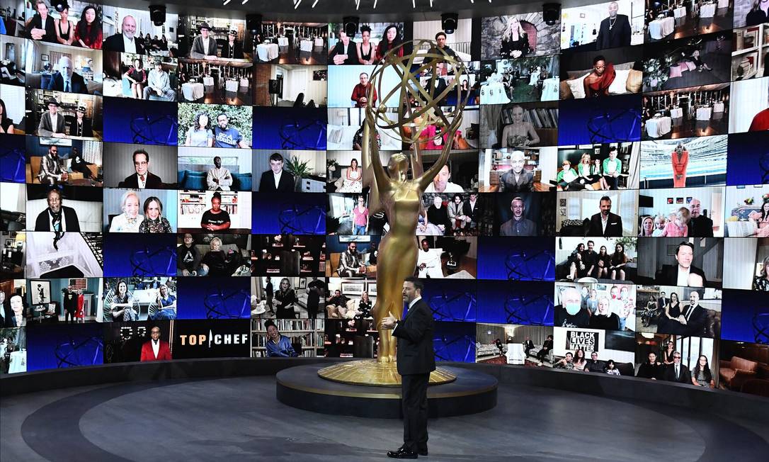 Jimmy Kimmel em frente à tela com indicados ao Emmy 2020, cada um em sua casa Foto: - / AFP