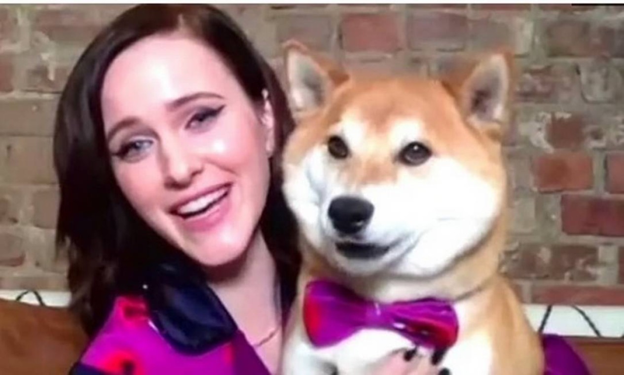 A atriz Rachel Brosnahan com o cachorrinho Winston Foto: Emmys
