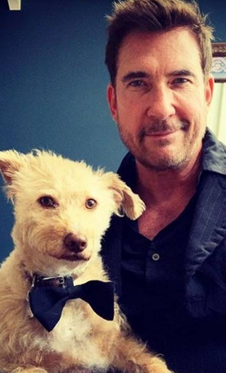 Ator Dylan McDermott e seu cão Otis com uma gravata borboleta Foto: Instagram