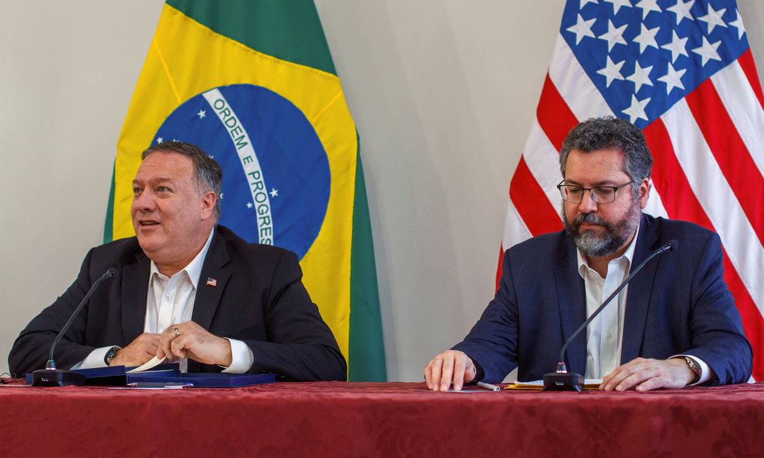 O secretário de Estado americano, Mike Pompeo, e o ministro das Relações Exteriores, Ernesto Araújo, em Roraima Foto: Bruno Mancinelle / via Reuters