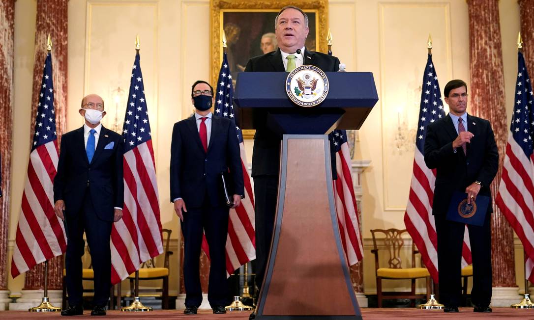Secretário de Estado americano, Mike Pompeo, no anúncio de novo pacote de sanções contra o Irã Foto: POOL / REUTERS
