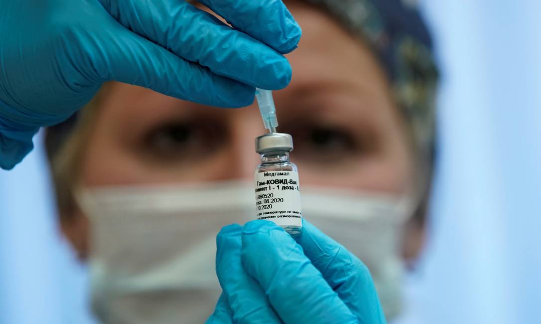 Enfermeira prepara a vacina russa Sputnik V contra a Covid-19 para um estágio de testes pós-registro em uma clínica em Moscou Foto: Tatyana Makeyeva / Reuters
