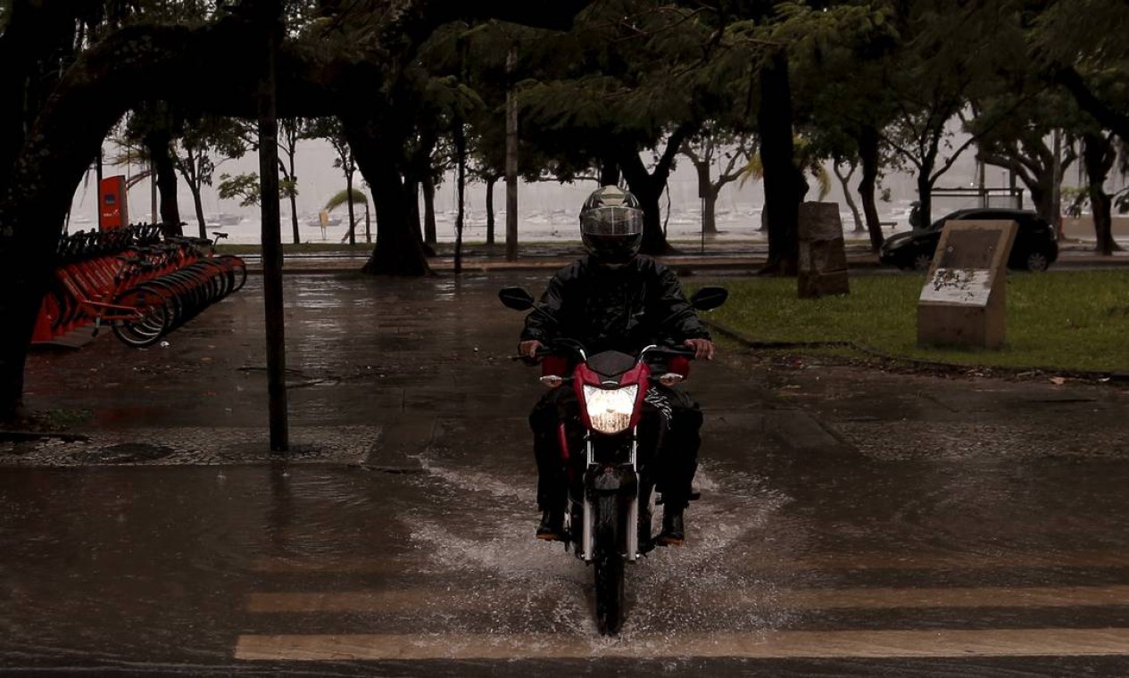 Motociclista cruza avenida com bolsão d'água em Botafogo, Zona Sul do Rio Foto: Gabriel Monteiro / Agência O Globo