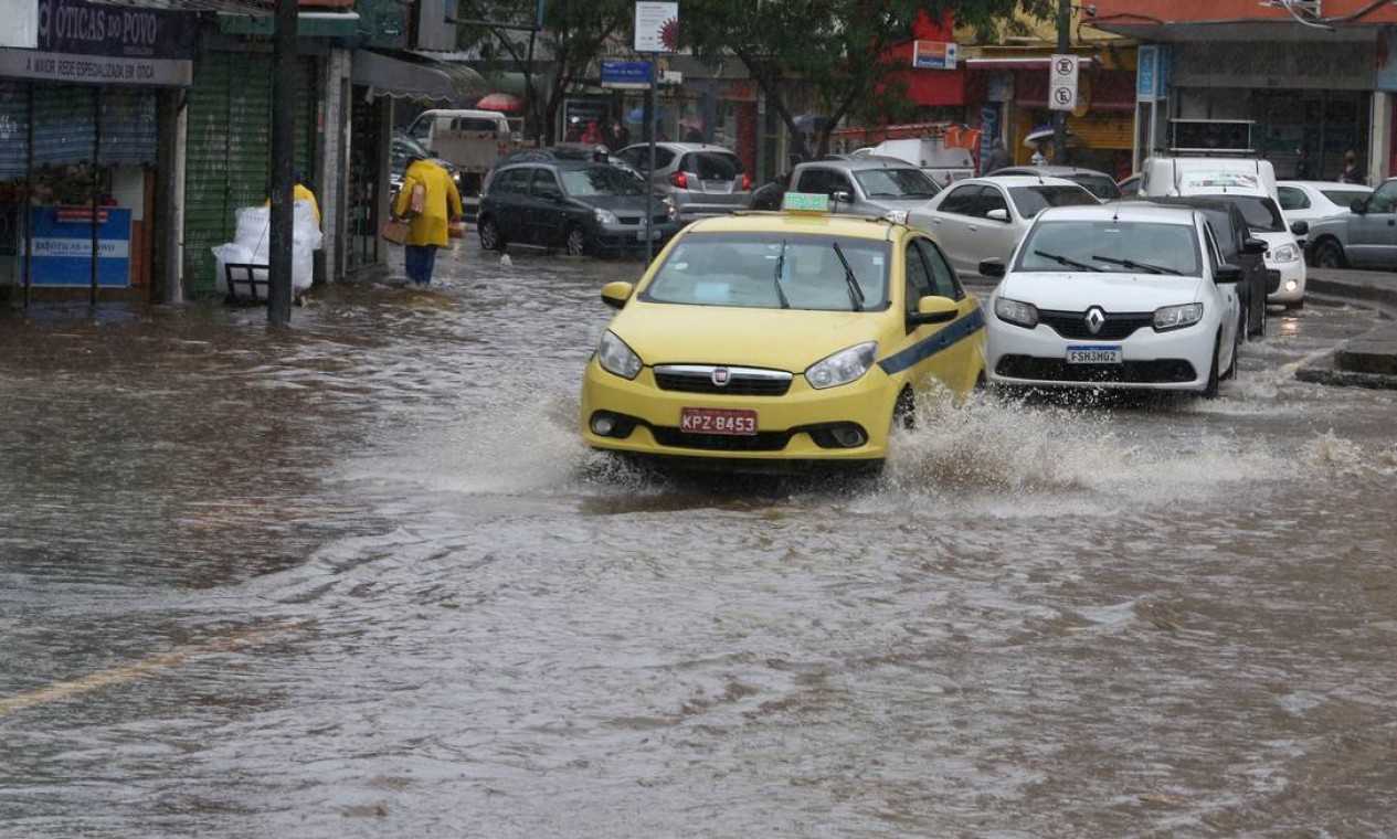 Chuva forte deixou ruas alagadas e trânsito complicado na Conde de Bonfim, Tijuca Foto: Pedro Teixeira / Agência O Globo