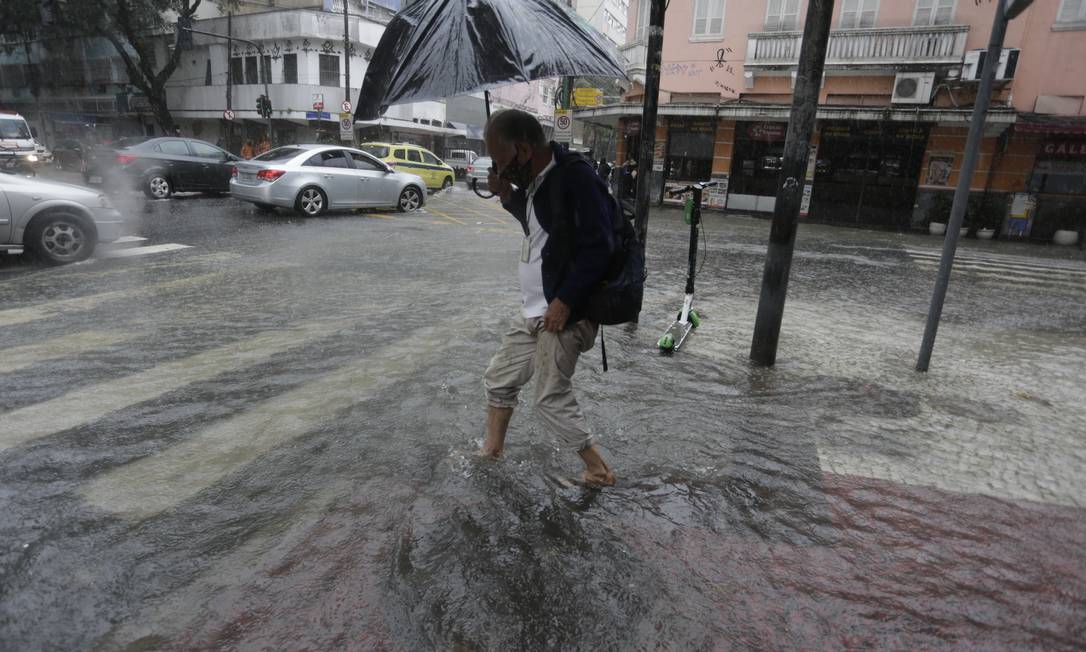 Ruas alagaram com a chuva constante e forte na manhã desta terça-feira Foto: Marcia Foletto / Agência O Globo