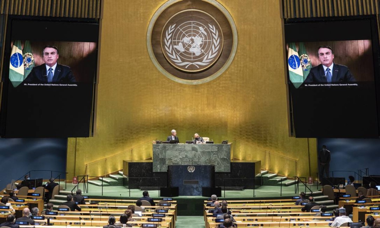 O presidente do Brasil, Jair Bolsonaro, aparece em telão na sede da Organização das Nações Unidas (ONU) enquanto discursa na abertura dos debates da 75ª sessão da Assembleia Geral Foto: UN Photo / Eskinder Debebe