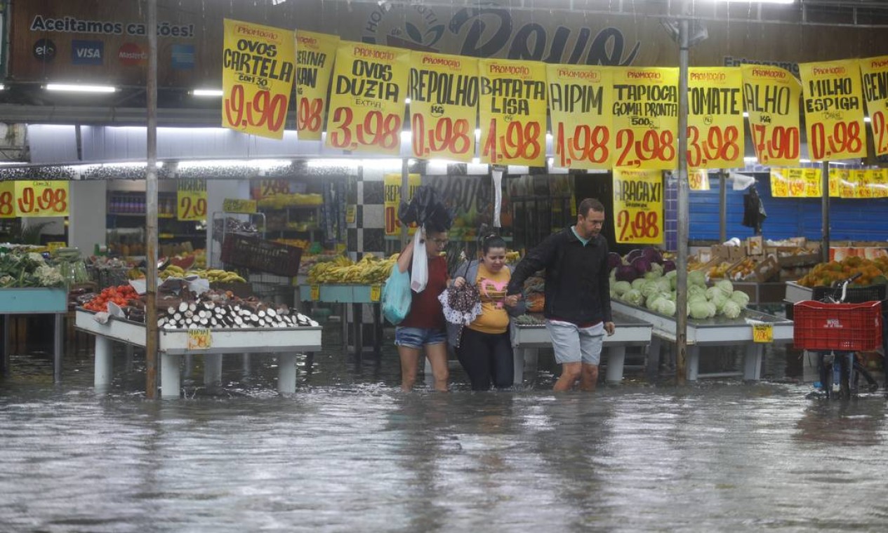 Nível da água quase cobriu bancas de legumes de um supermercado em Rio das Pedras Foto: BRENNO CARVALHO / Agência O Globo