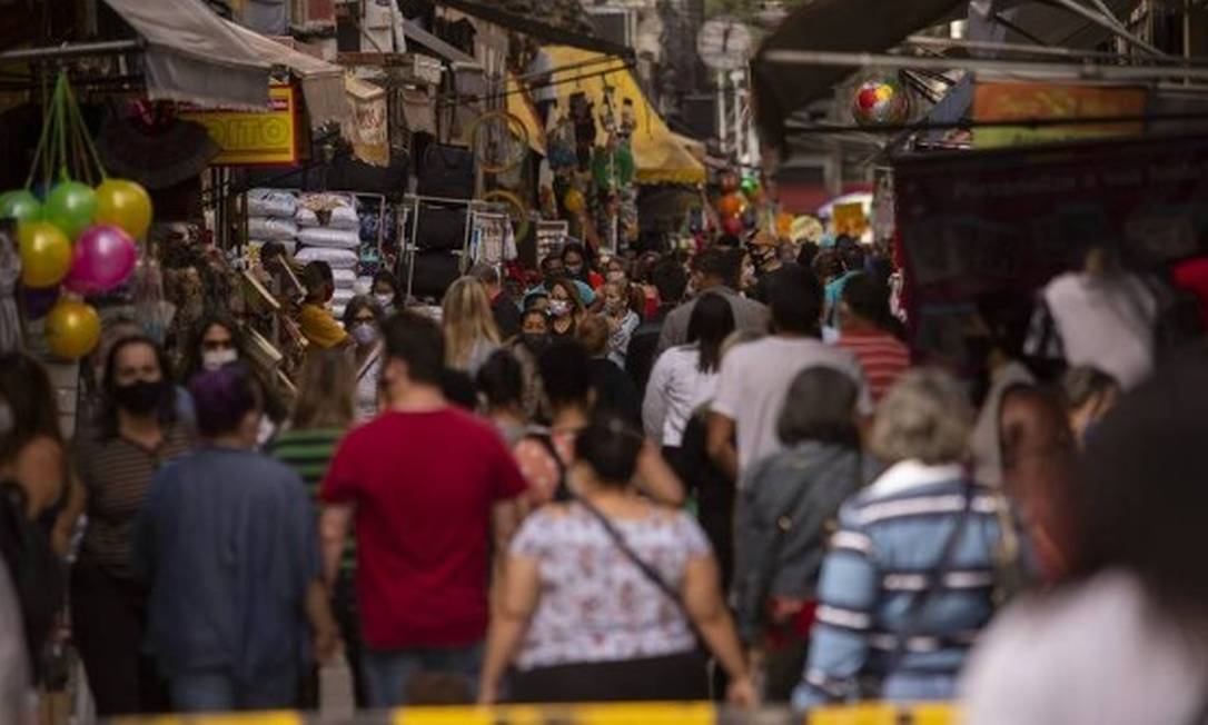 Circulação de pessoas no comércio popular no Centro do Rio é intenso, mesmo diante do elevado número de contágios por coronavírus na cidade Foto: Gabriel Monteiro