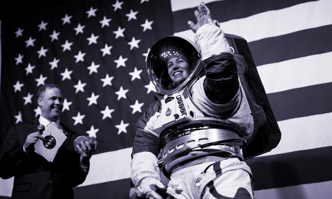 O diretor da NASA, Jim Bridenstine, apresenta novo traje espacial ao lado da engenheira Kristine Davis, que demonstra mobilidade do protótipo em evento na sede da NASA em outubro de 2019 Foto: Ting Shen/The New York Times